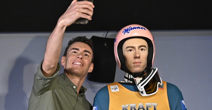 Stefan Kraft macht ein Selfie mit seiner Wachsfigur