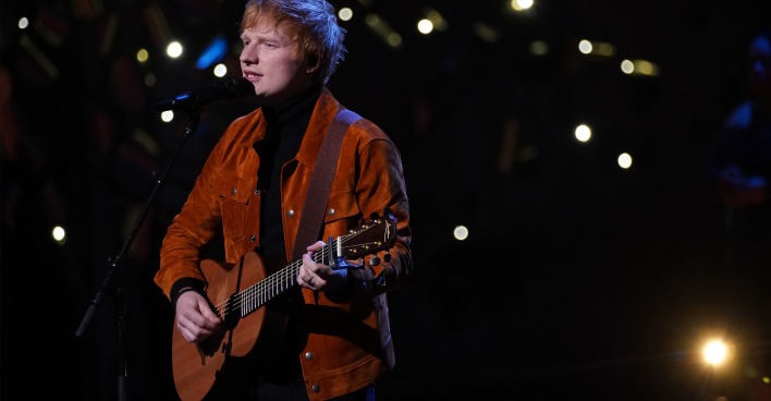 Ed Sheeran auf der Bühne mit einer Gitarre