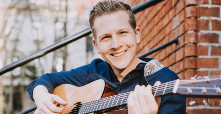 K.WIENA spielt auf seiner Gitarre | Credit: Thomas Podobnig