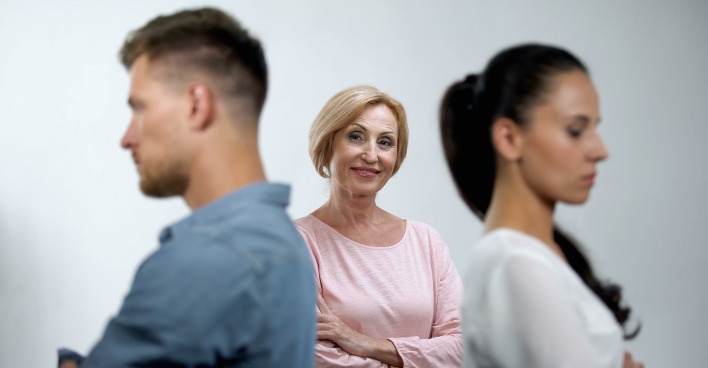 Schwiegermutter lächelt zufrieden während Paar streitet | Credit: iStockphoto.com/Motortion