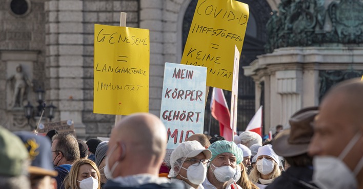 Impfskeptiker auf einer Corona-Demonstration