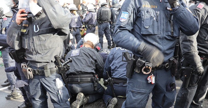 Verhaftung bei der Corona-Demonstration in Wien