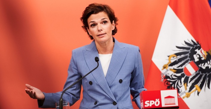 SPÖ-Chefin Pamela Rendi-Wagner beim Pressefoyer am Rednerpult.