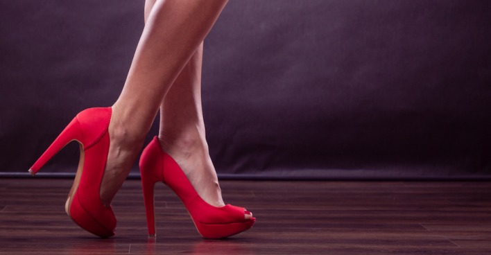 Frau trägt rote High Heels / Credits: iStock.com/Anetlanda