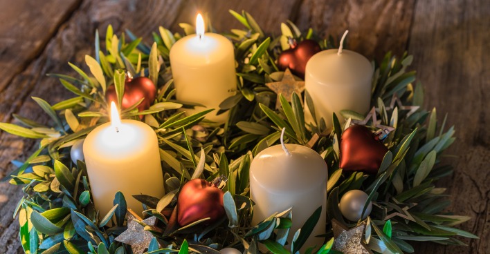 Ein Adventkranz mit zwei angezündeten Kerzen
