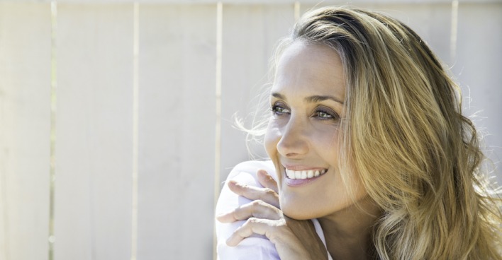 lächelnde Frau schaut verträumt | Credit: iStock.com/plprod