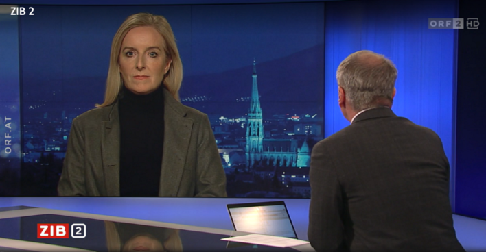 Eine Aufnahme aus der ZiB2. Armin Wolf interviewt Carmen Breitwieser, die über einen Monitor zugespielt ist.