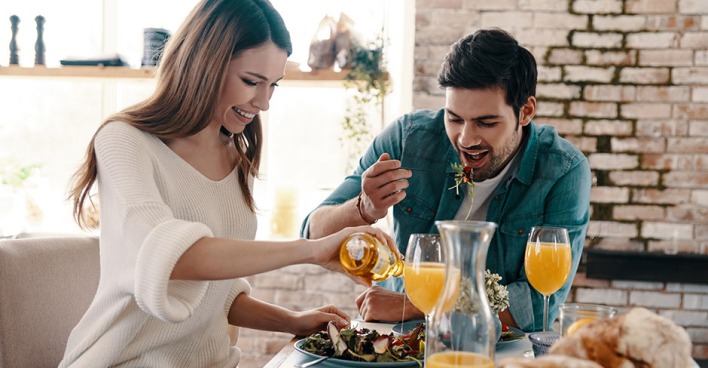 Junges Paar genießt miteinander ein gesundes Frühstück | Credit: iStock.com/g-stockstudio