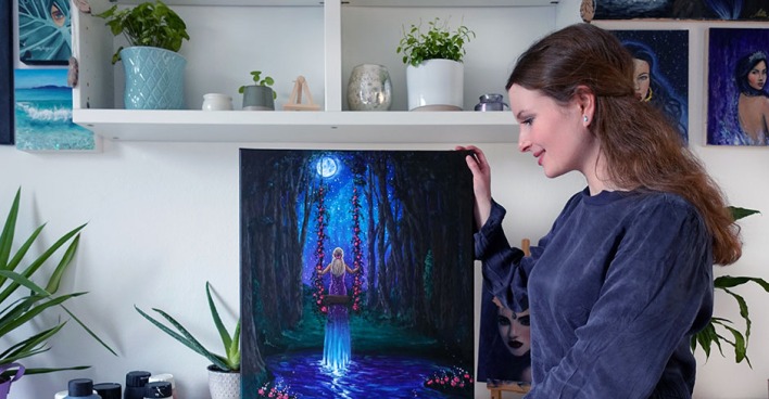 Lena Stöllinger mit einem ihrer Werke | Credit: Lena Stöllinger