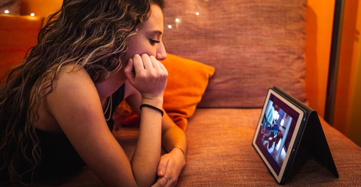 Junge Frau sieht ihre Lieblingsserie auf dem Tablet an | Credit: iStock.com/Jorge Garcia Argazkiak