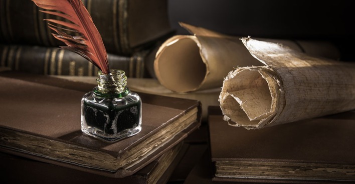 Alter Sekretär mit Federkiel, alten Papierrollen und in Leder eingefassten Büchern | Credit: iStock.com/siculodoc