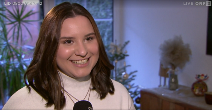 Die Gewinnerin Sarah Kaffka wird interviewt. Sie strahlt in die Kamera.