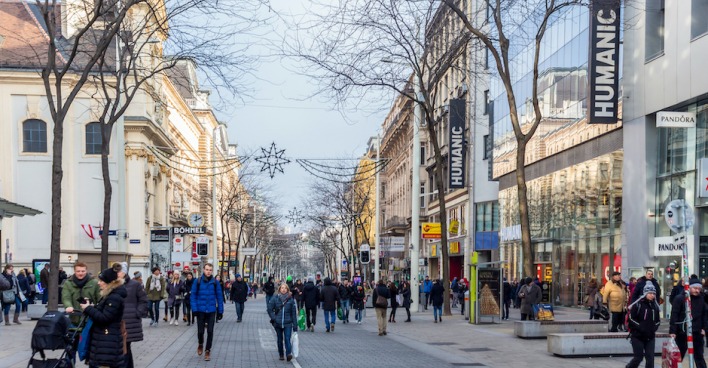 Advent auf der Mariahilfer Straße | Credit: iStock.com/alexrvan