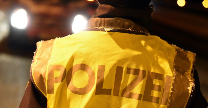 Polizist kontrolliert in der Nacht | Credit: iStock.com/Spitzt-Foto
