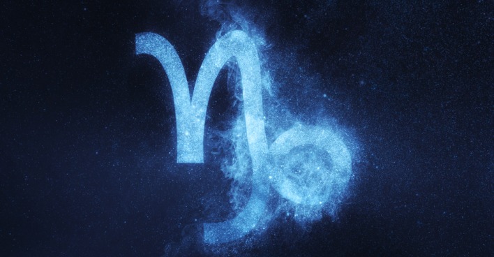 Symbol Sternzeichen Steinbock vor Sternenhimmel.