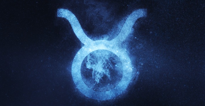 Symbol Sternzeichen Stier vor Sternenhimmel