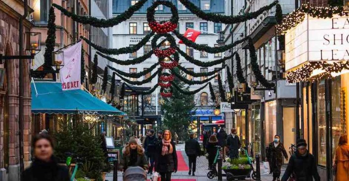 Vorweihnachtlich geschmückte Einkaufsstraße