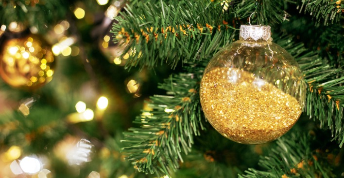 Kugeln hängen am Weihnachtsbaum | Credit: iStock.com/OkorokovaNatalya