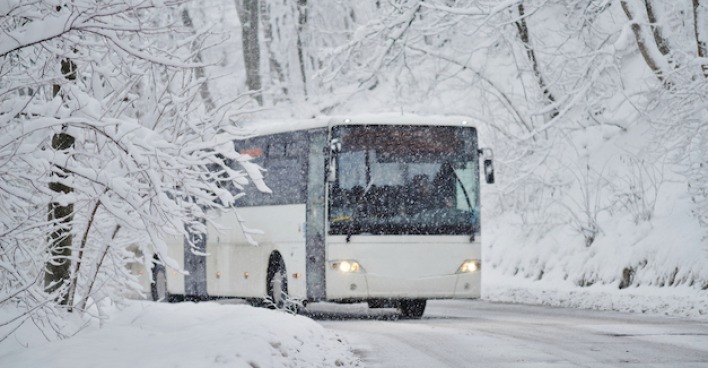 Bus fährt auf winterlicher Straße