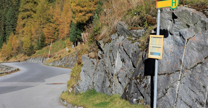 Eine Bushaltestelle entlang einer kurvigen Bergstraße