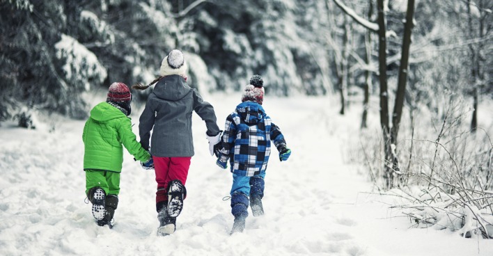 Drei Kinder im winterlichen Wald