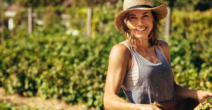 Glückliche Frau bei der Gartenarbeit | Credit: iStock.com/jacoblund