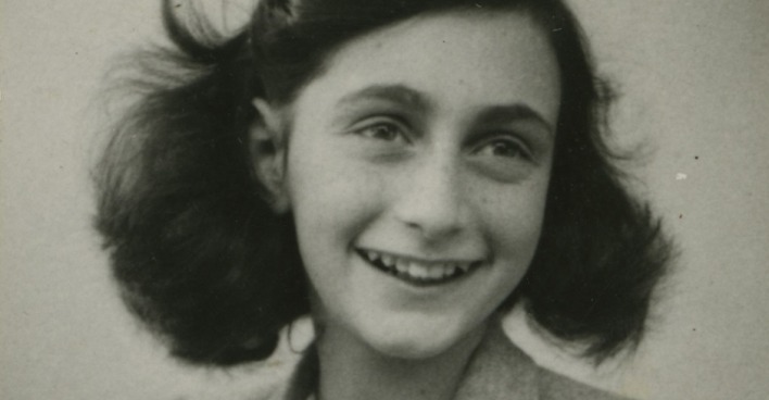 Ein Schwarz-Weiß Porträt der lachenden Anne Frank