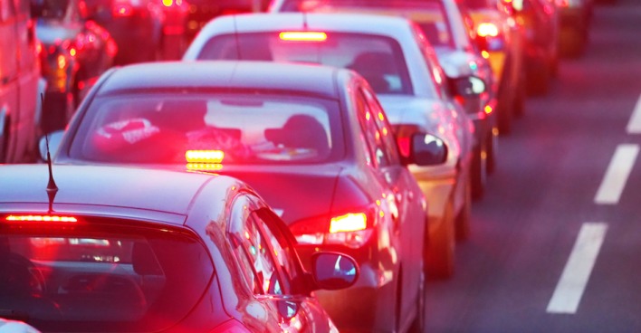 Autos im Abendverkehr stehen auf der Bremse | Credit: iStock.com/ANGHI