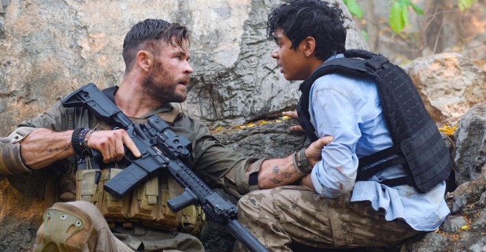 Christ Hemsworth dreht mit Waffe | Credit: Netflix/Everett Collection/picturedesk.com