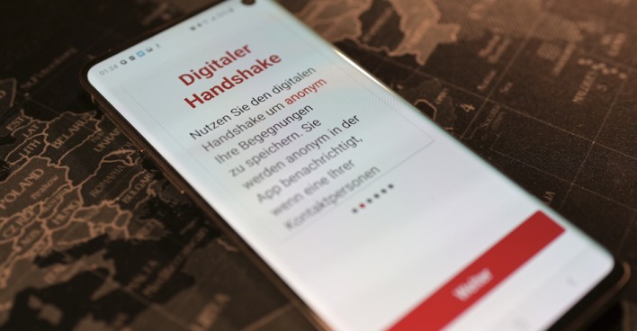 Ein Handy mit der geöffneten App am Bildschirm