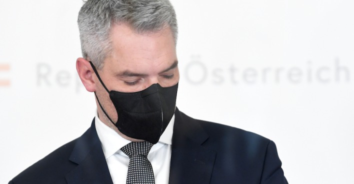 Bundeskanzler Porträt mit schwarzer Maske