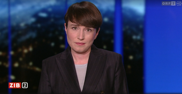 Sigrid Maurer im Studio der ZIB2. Im unteren Bildrand das Logo der ZIB2