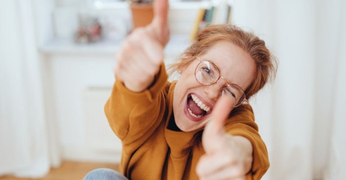Frau ist glücklich | Credit: iStock.com/stockfour