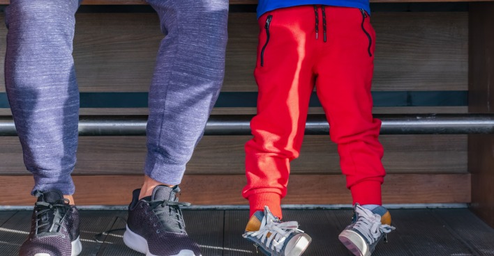 Mann und Kind tragen Jogginghosen