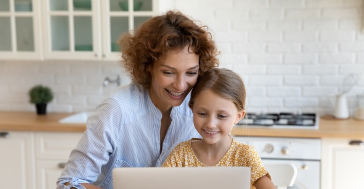 Mutter mit ihrer Tochter vor einem Laptop