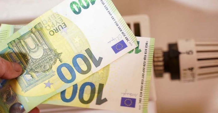 Zwei Hundert-Euro-Scheine vor Heizung
