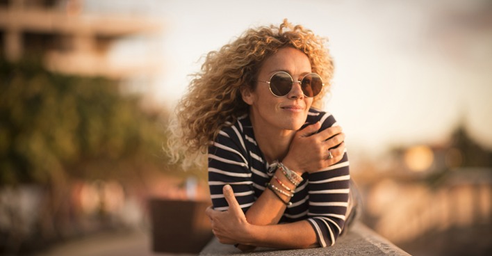 Jugendlich aussehende Frau mit Sonnenbrille | Credit: iStock.com/simonapilolla