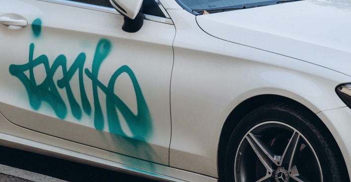 Vandalismus an einem Auto | Credit: iStock.com/maxi-stock