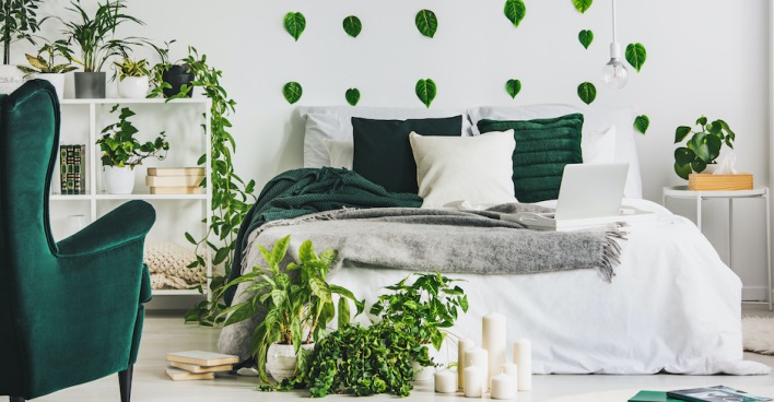 Dekorative Blätter im Schlafzimmer | Credit: iStock.com/KatarzynaBialasiewicz
