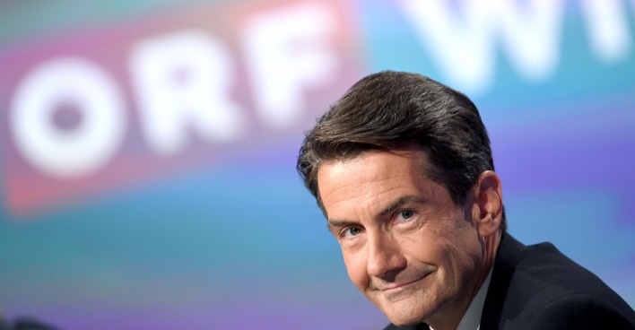 Roland Weißmann vor dem Logo des ORF