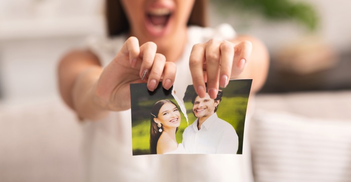 Frau zerreißt Foto mit ihrem Ex-Partner.