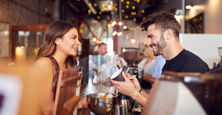 Flirt-Tipps vom Lovecoach | Credit: iStock.com/monkeybusinessimages