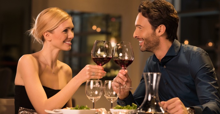 Mann und Frau trinken Wein | Credit: iStock.com/Ridofranz