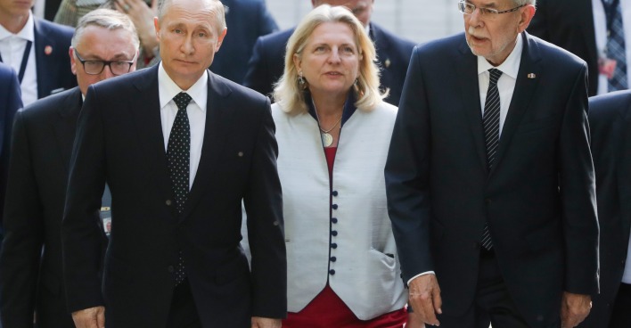 Kneissl und Putin | Credit:  Mikhail Metzel / Tass / picturedesk.com