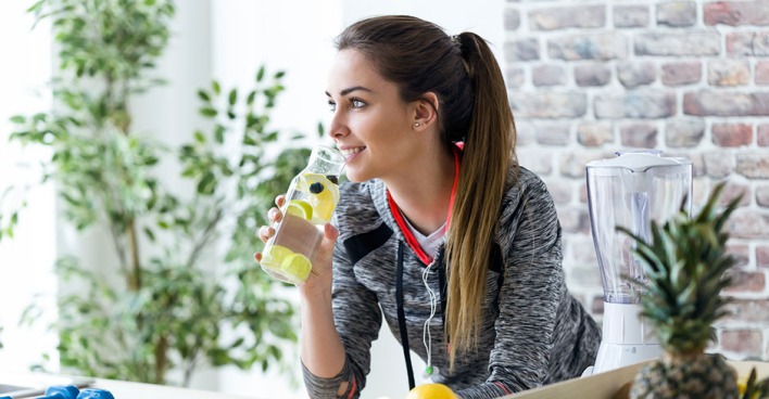 Junge Frau trinkt Zitronensaft aus der Flasche | Credit: iStock.com/nensuria