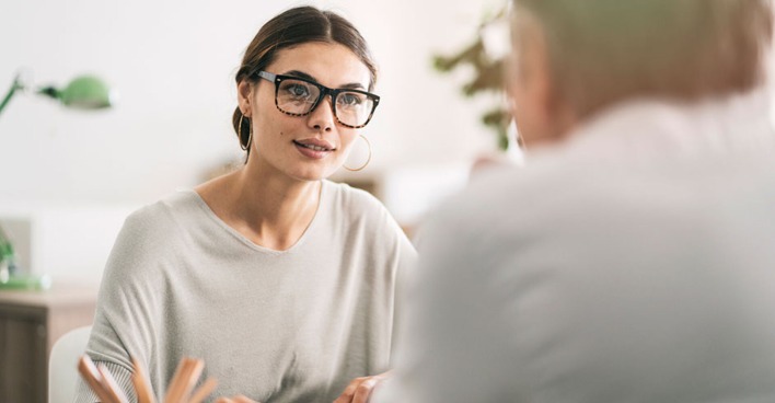Frau bei Gehaltsverhandlungen | Credit: iStock.com/seb_ra