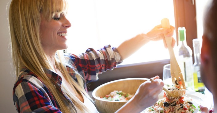 Junge Frau genießt ihre Quinoa-Gericht | Credit: iStock.com/nensuria