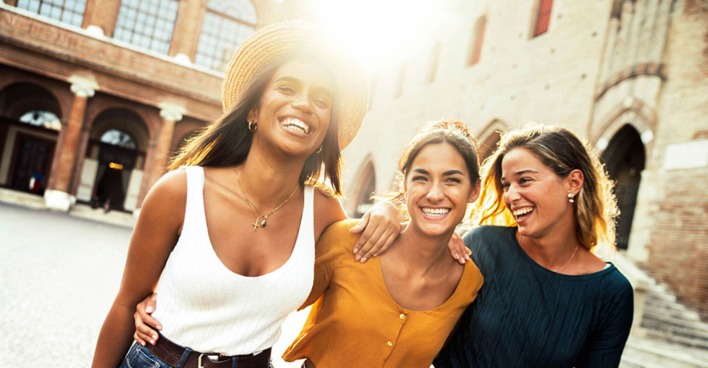 Drei junge Touristinnen in Rom | Credit: iStock.com/Kar-Tr