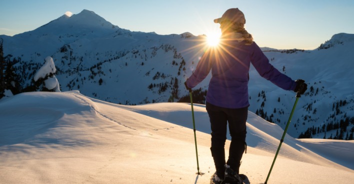 Frau beim Schneeschuhwandern | Credit: iStock.com/edb3_16