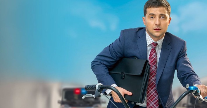 Szenenbild, Selenskyj am Fahrrad mit Aktentasche